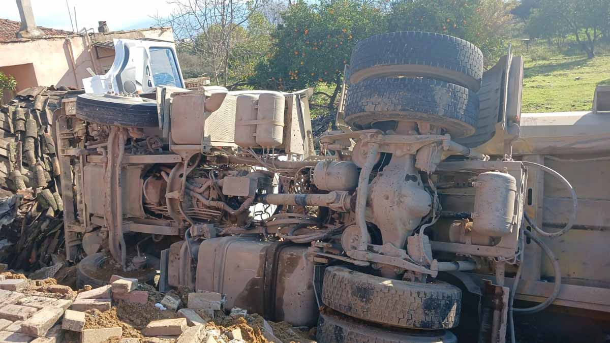 OTOBÜSE ÇARPAN KUM YÜKLÜ KAMYON, BİR EVİN  BAHÇESİNE DEVRİLDİ  