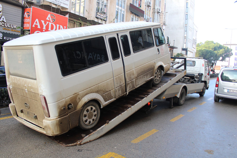 DENİZLİ PLAKALI ARAÇ TRAFİĞİ FELÇ ETTİ