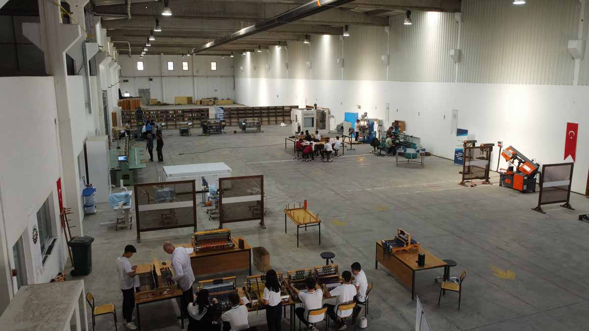 DOSTEM, KÖPRÜ VAZİFESİ GÖRÜYOR