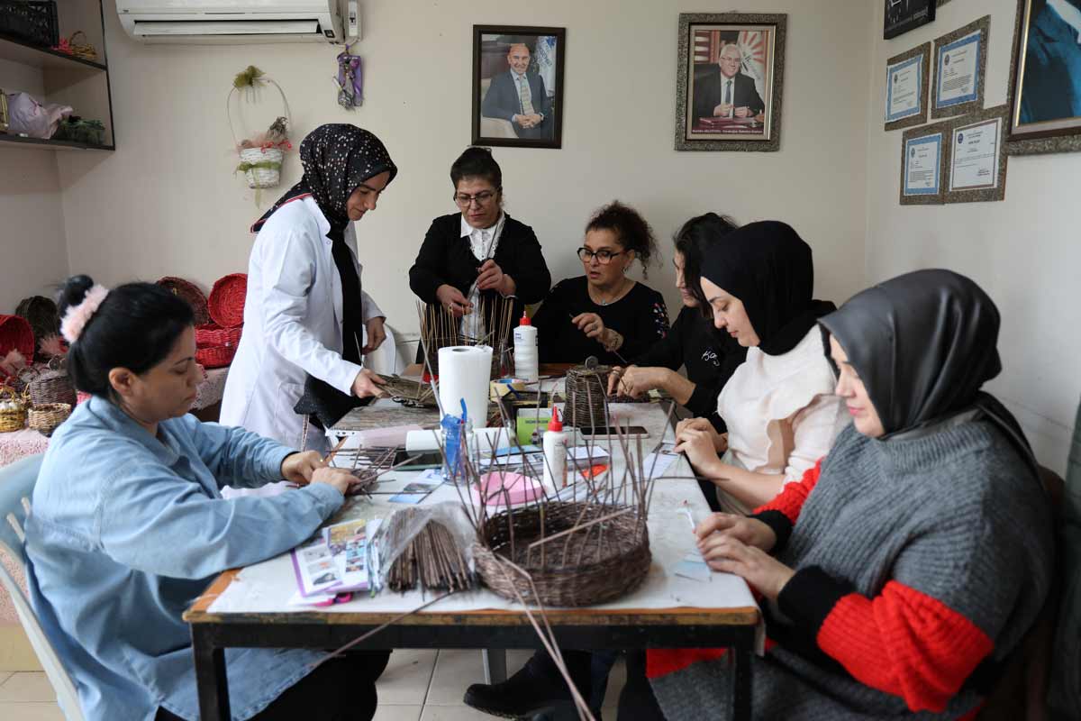 İZMİRLİ KADINLAR ATIK KAĞITLARDAN SEPET ÖRÜYOR