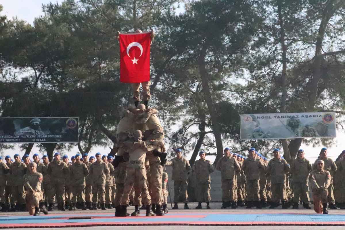 KIRKAĞAÇ’TA UZMAN ERBAŞLARIN MEZUNİYET COŞKUSU  