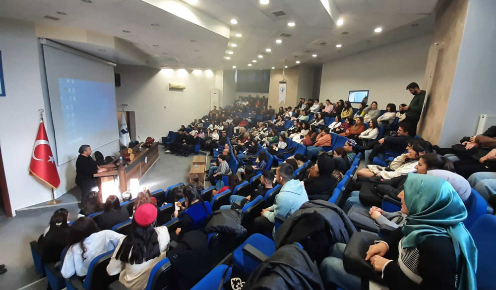 PAÜ’DE, KARACAOĞLAN KONFERANSI YAPILDI