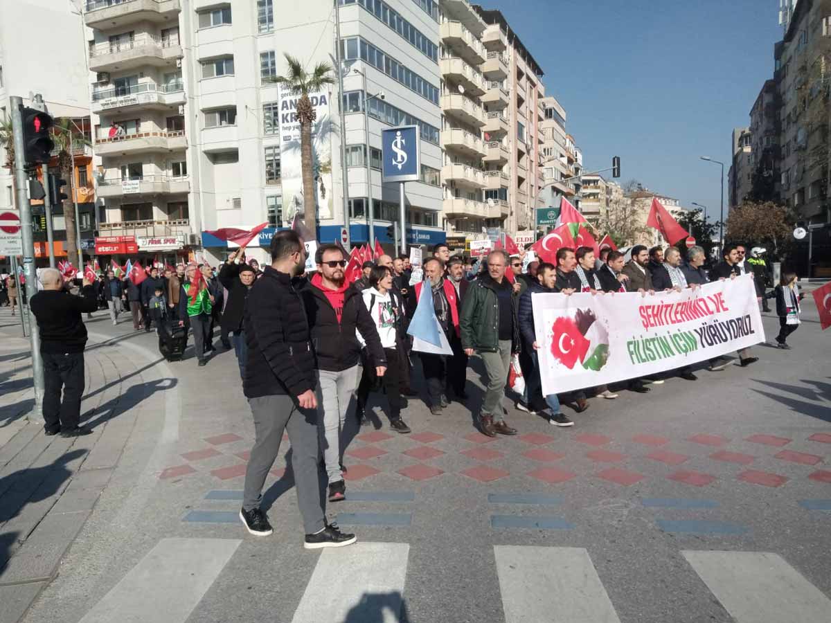 ŞEHİTLER VE FİLİSTİN İÇİN YÜRÜDÜLER