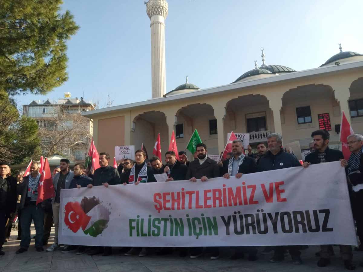 ŞEHİTLER VE FİLİSTİN İÇİN YÜRÜDÜLER