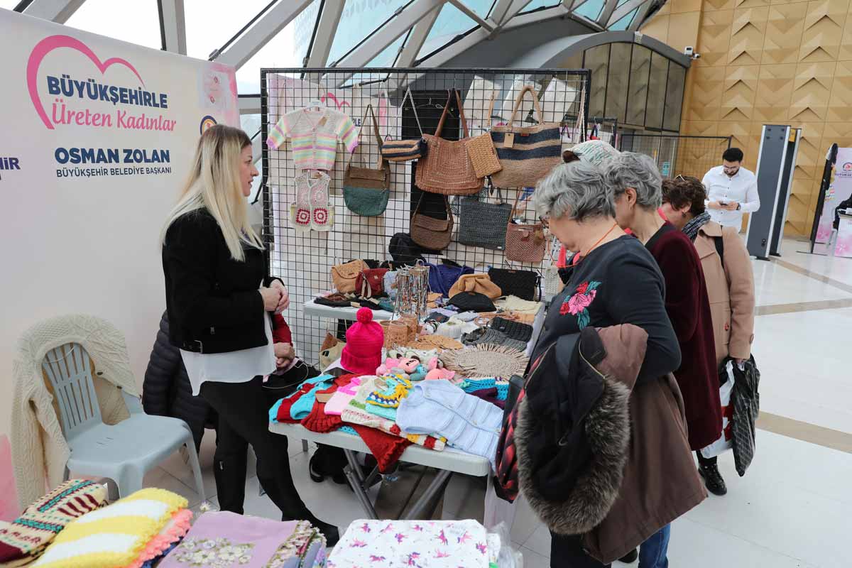 USTA OYUNCU SAVAŞ DENİZLİLİ KADINLARLA BULUŞTU