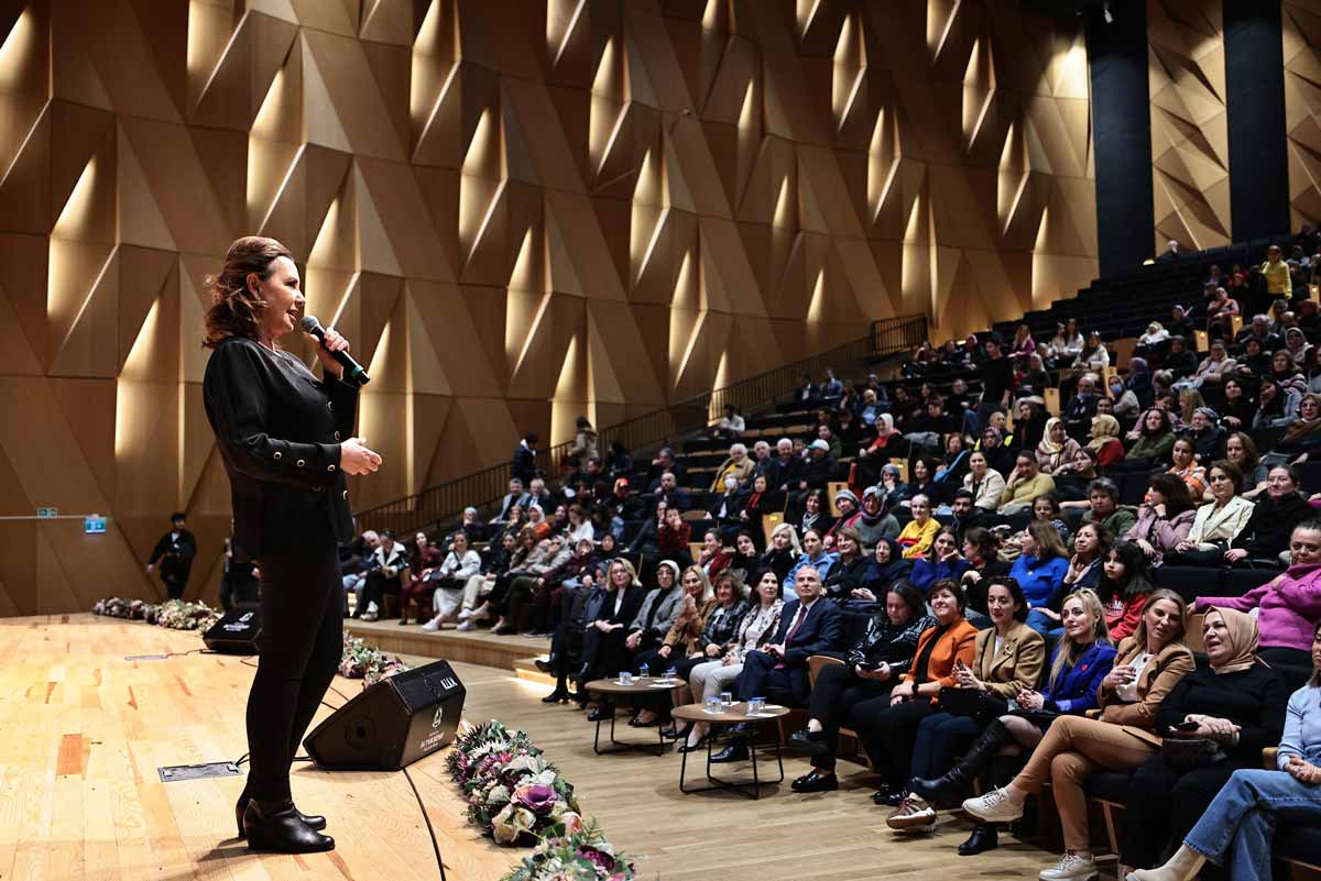 USTA OYUNCU SAVAŞ DENİZLİLİ KADINLARLA BULUŞTU