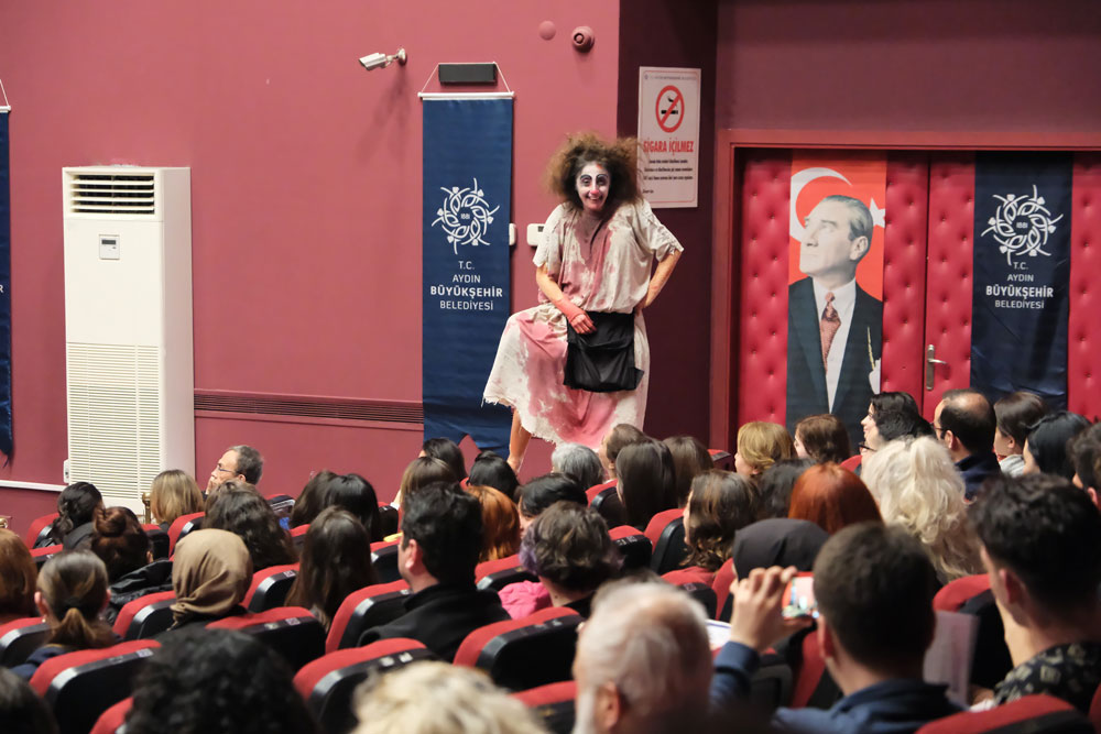 AYDIN'DA 'ŞATONUN ALTINDA' OYUNU TİYATROSEVELER İLE BULUŞTU