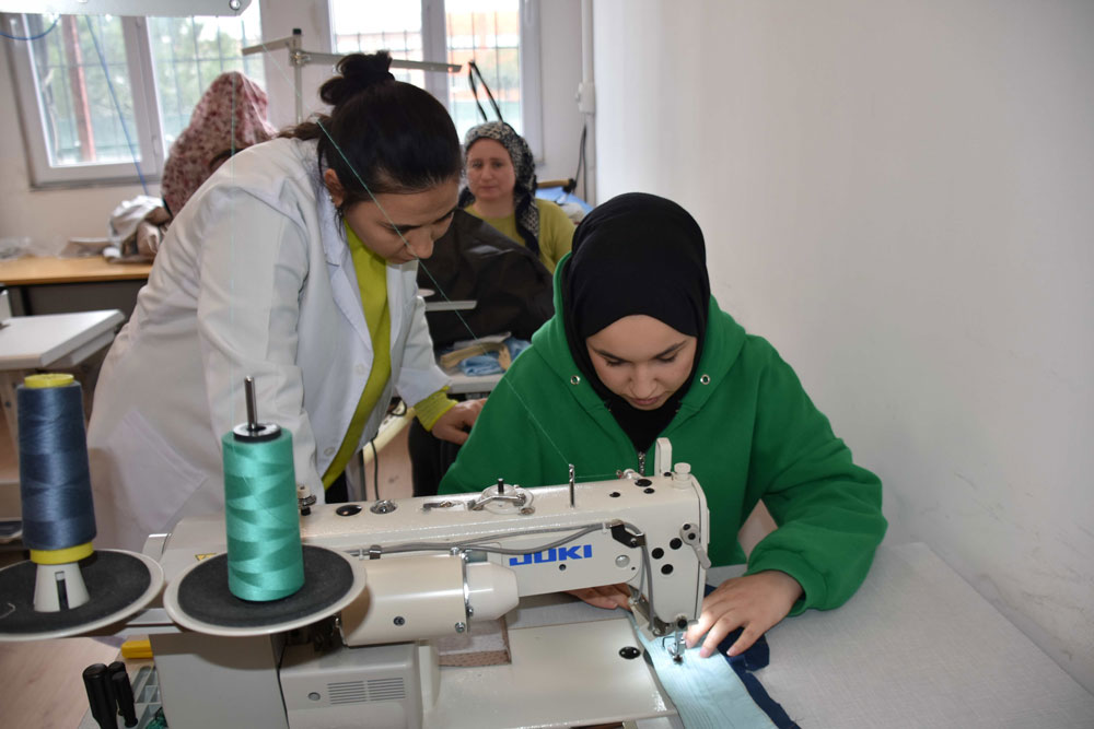 DOSTEM’DE DÜZ DİKİŞ MAKİNECİ EĞİTİMİ