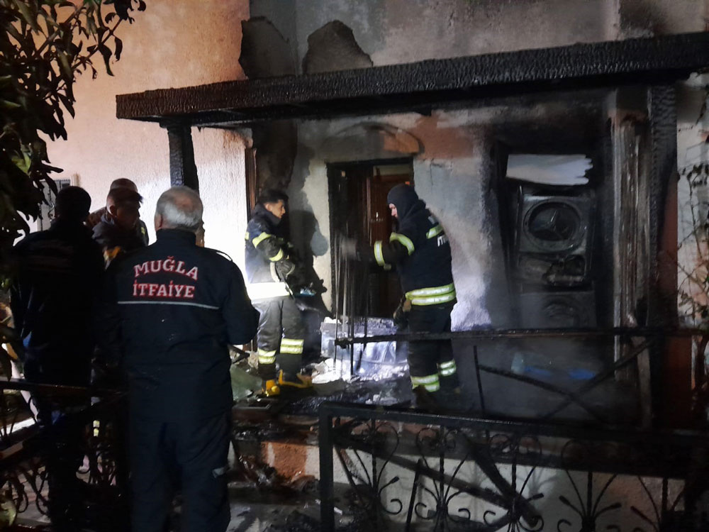 EV, ALEVLERE TESLİM OLDU