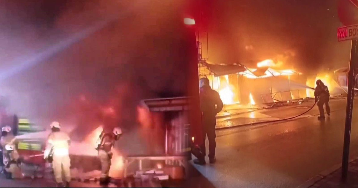 İZMİR'DE 69 GÜN ARAYLA 2. KEZ YANAN İŞ YERİ KÜLE DÖNDÜ