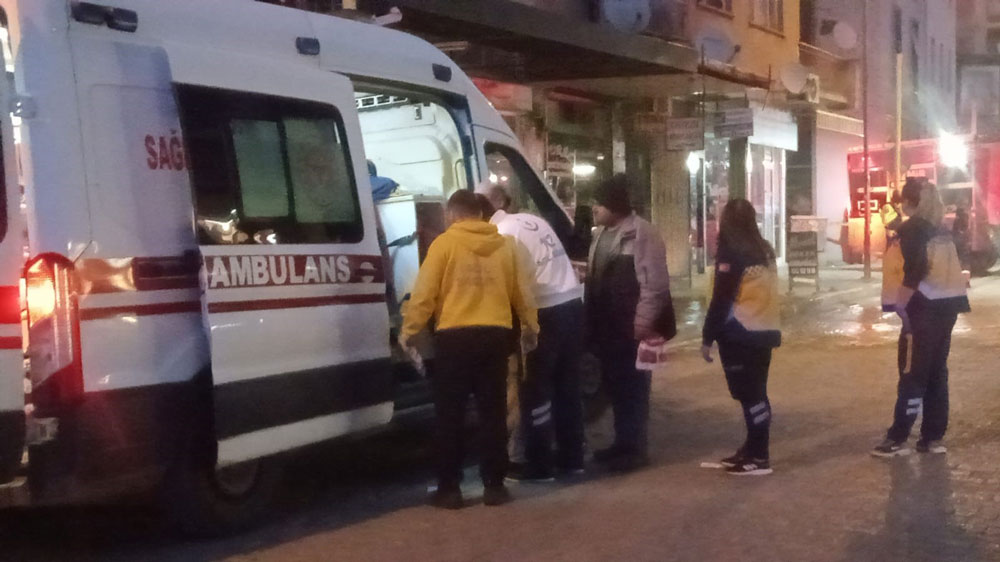 İZMİR’DE EV YANGINI: 3 KİŞİ DUMANDAN ETKİLENDİ