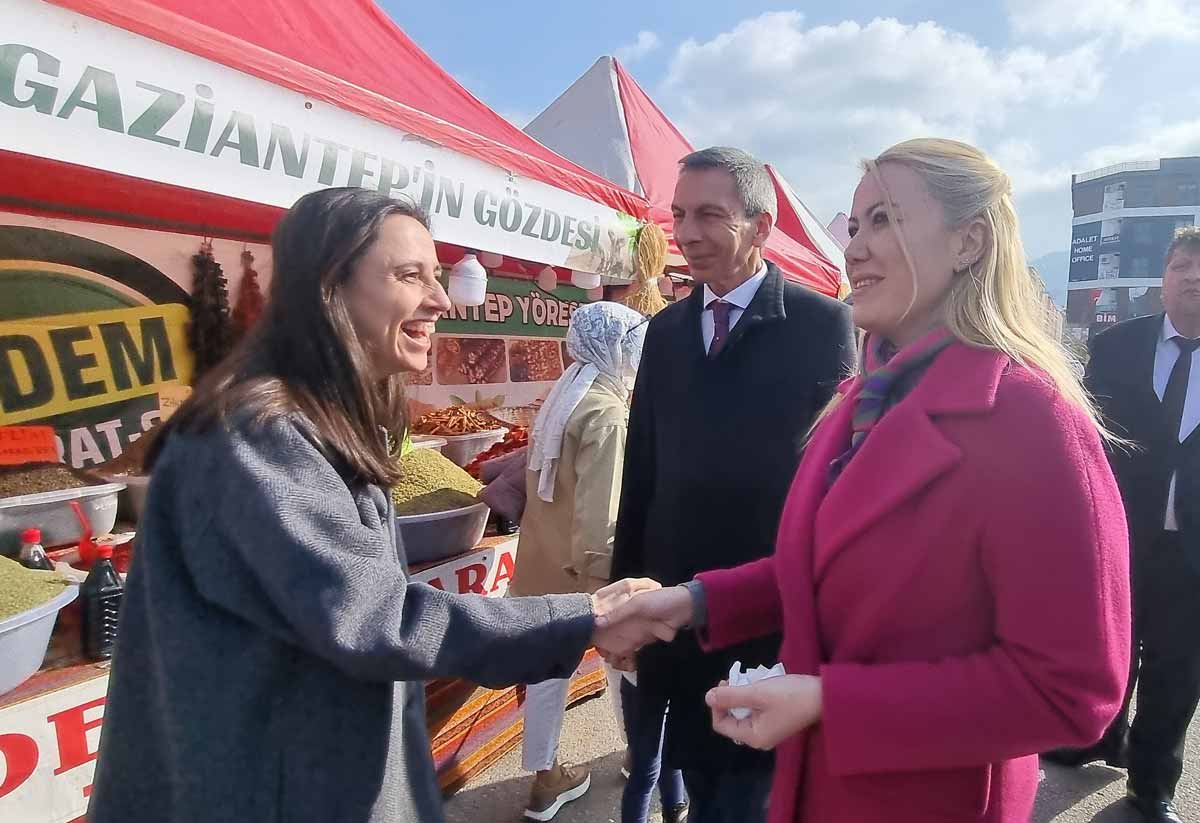 Denizli Büyükşehir Belediyesi'nin katkıları ve Denizli Gaziantepliler Derneği'nin organizasyonda düzenlenen Gaziantep Lezzet Şenliği ilgi çekti.