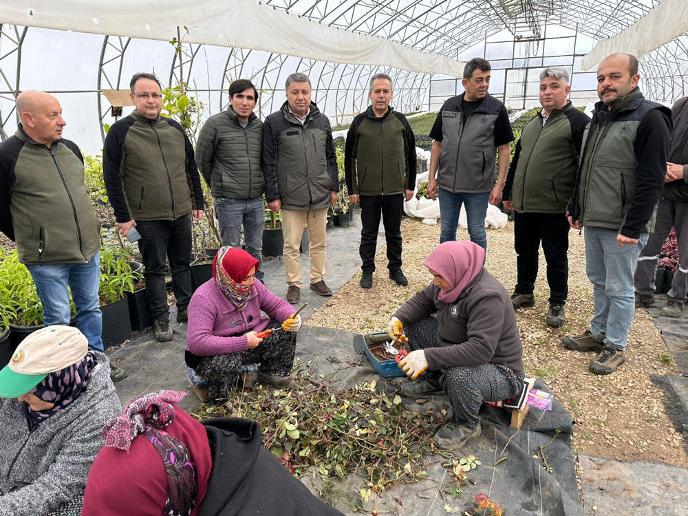 MÜDÜR ÜÇGÜL SAHAYI KARIŞ KARIŞ DOLAŞIYOR