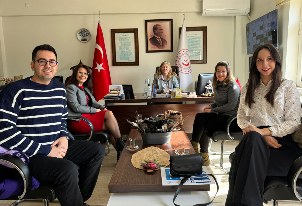 PAÜ ÖĞRENCİLERİNDEN HUZUREVİ ZİYARETİ