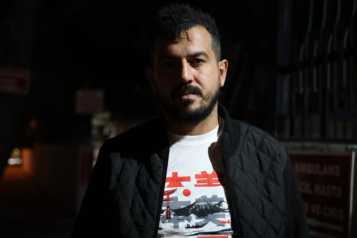 TAKSİCİDEN “ARACIMI KAPATTIM” CEVABINI ALAN YOLCU, ŞOFÖRÜN SIRTINA MAKAS SAPLADI