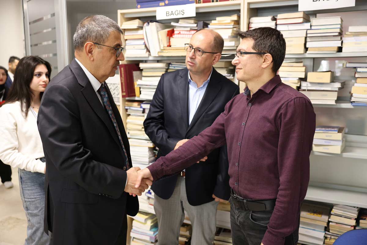 ‘KÜTÜPHANE İSTİNAT DUVARLARI GİBİDİR’