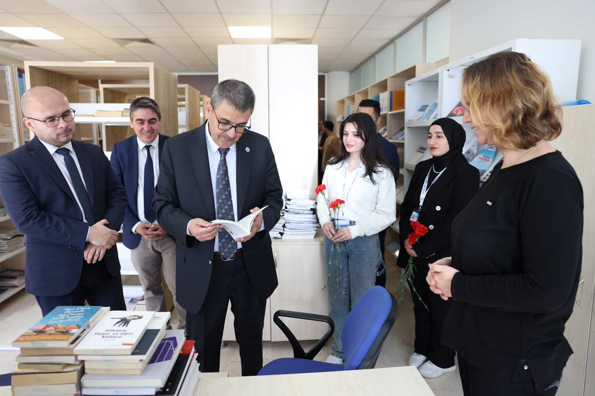 ‘KÜTÜPHANE İSTİNAT DUVARLARI GİBİDİR’