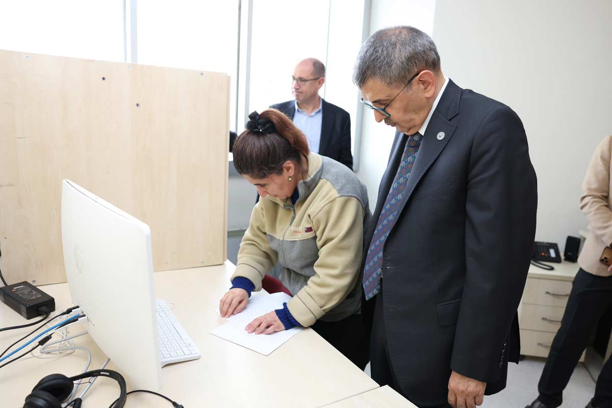 ‘KÜTÜPHANE İSTİNAT DUVARLARI GİBİDİR’