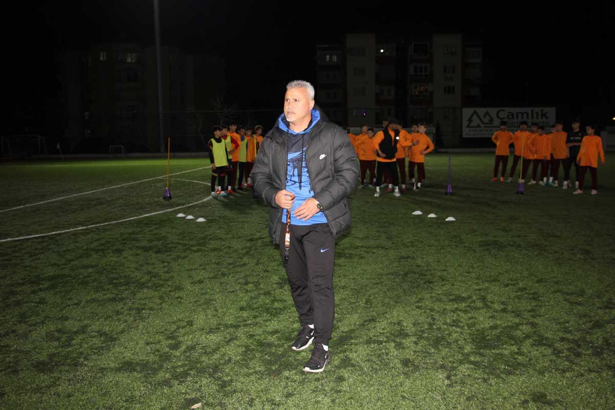 “TAKIMLARININ BAŞINA FUTBOLCULARIN GEÇMESİ GEREK”