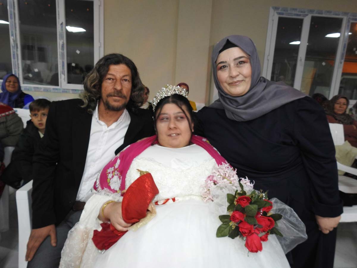  ZİHİNSEL ENGELLİ GENÇ KIZIN GELİNLİK HAYALİ GERÇEK OLDU