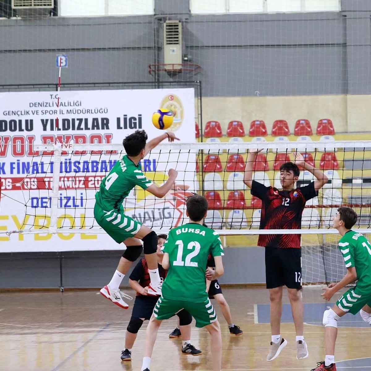 DENİZLİ'DE VOLEYBOLDA YARI FİNAL HEYECANI