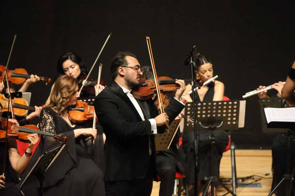 FİLARMONİ ORKESTRASINDAN BÜYÜLEYİCİ KONSER