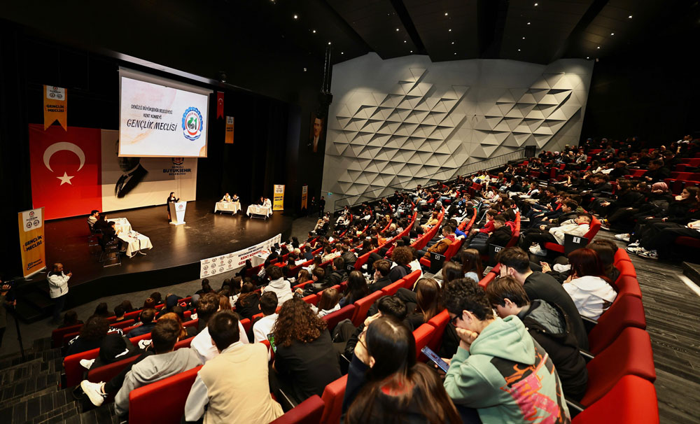 GENÇLER FİKİRLERİNİ YARIŞTIRDI