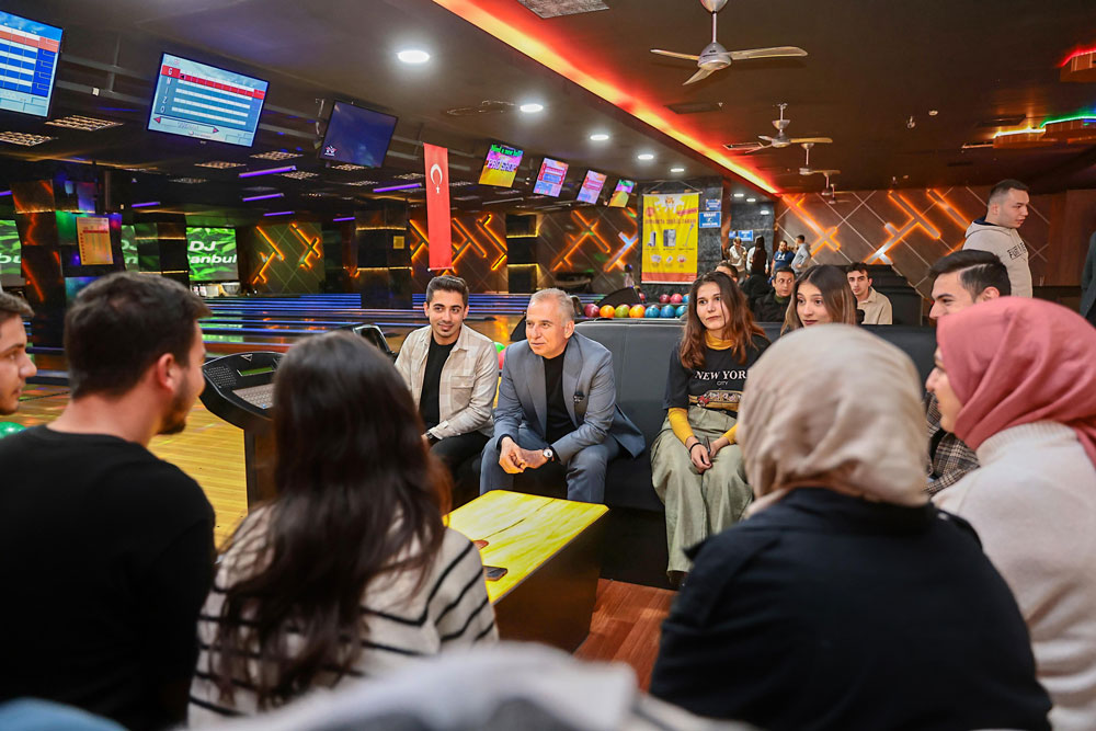 GENÇLERLE BOWLİNG OYNADI