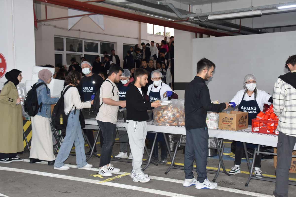 İŞADAMLARI SIRAYLA İFTAR YEMEĞİ VERİYOR