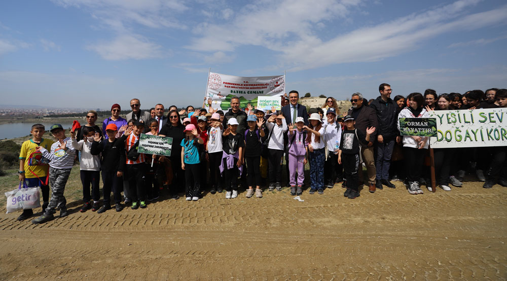 PAMUKKALE’DE ÖĞRENCİLER 300 FİDANI TOPRAKLA BULUŞTURDU