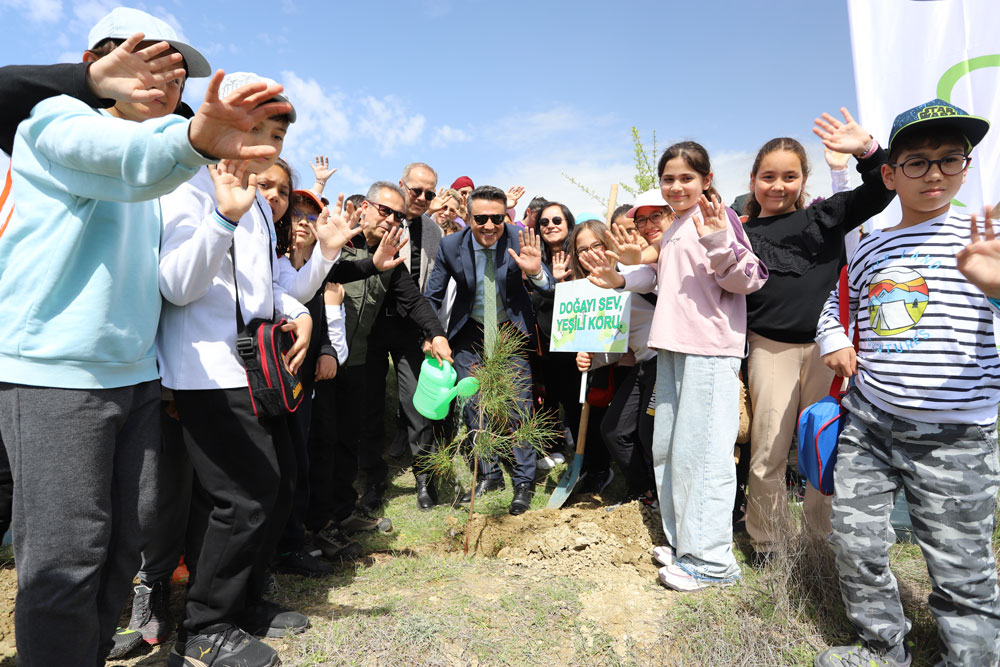 PAMUKKALE’DE ÖĞRENCİLER 300 FİDANI TOPRAKLA BULUŞTURDU