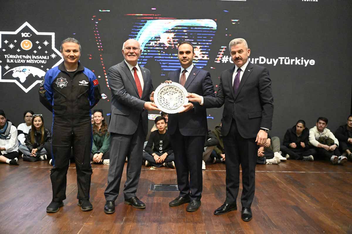 TÜRKİYE’NİN İLK ASTRONOTU GEZERAVCI UŞAK’TA GENÇLERLE BULUŞTU