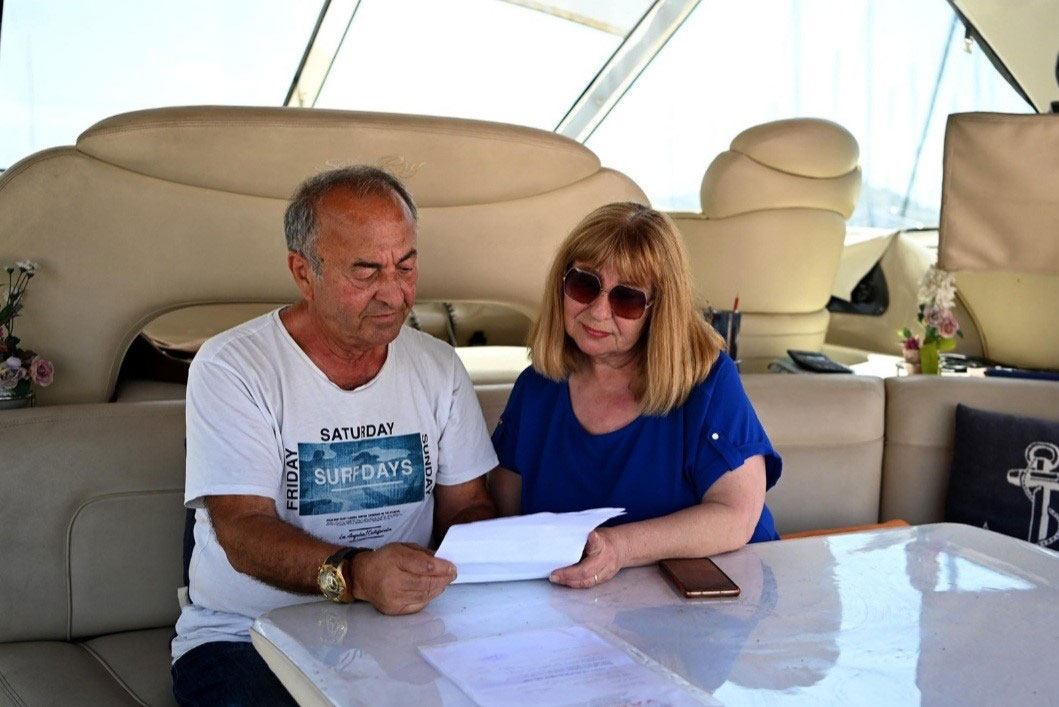 BANKTA UNUTULDUKTAN SONRA ÇALINAN DÖVİZ DOLU ÇANTAYI, POLİS BULUP SAHİBİNE TESLİM ETTİ  