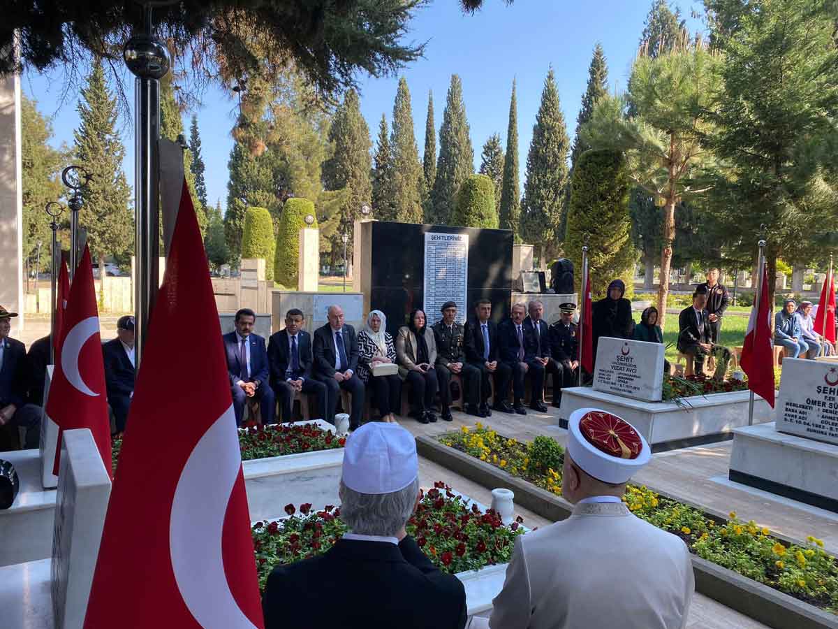 DENİZLİ PROTOKOLÜNDEN ŞEHİTLİK ZİYARETİ