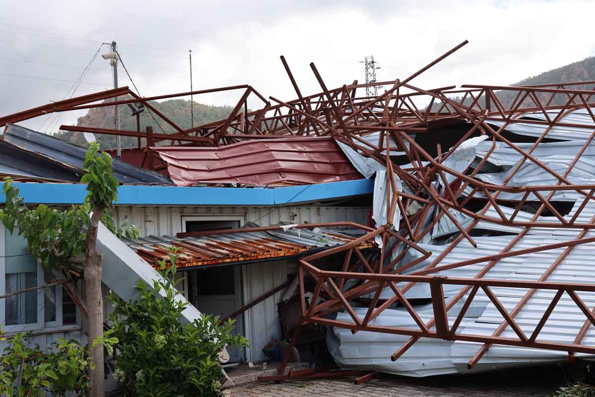 MARMARİS'TE HORTUM ETKİLİ OLDU