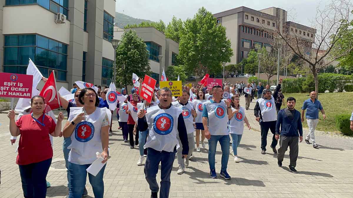 Sağlık-İş üyesi işçiler, Pamukkale Üniversitesi Hastanelerinin bahçesinde yürüyüş yaptı. Sendikanın Denizli Temsilcisi Zeki Kılıç, haklarını alana kadar mücadeleye devam edeceklerini söyledi.