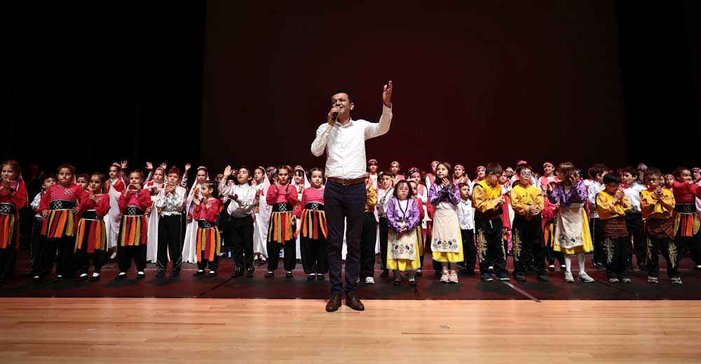 250 DANSÇI SAHNE ALDI