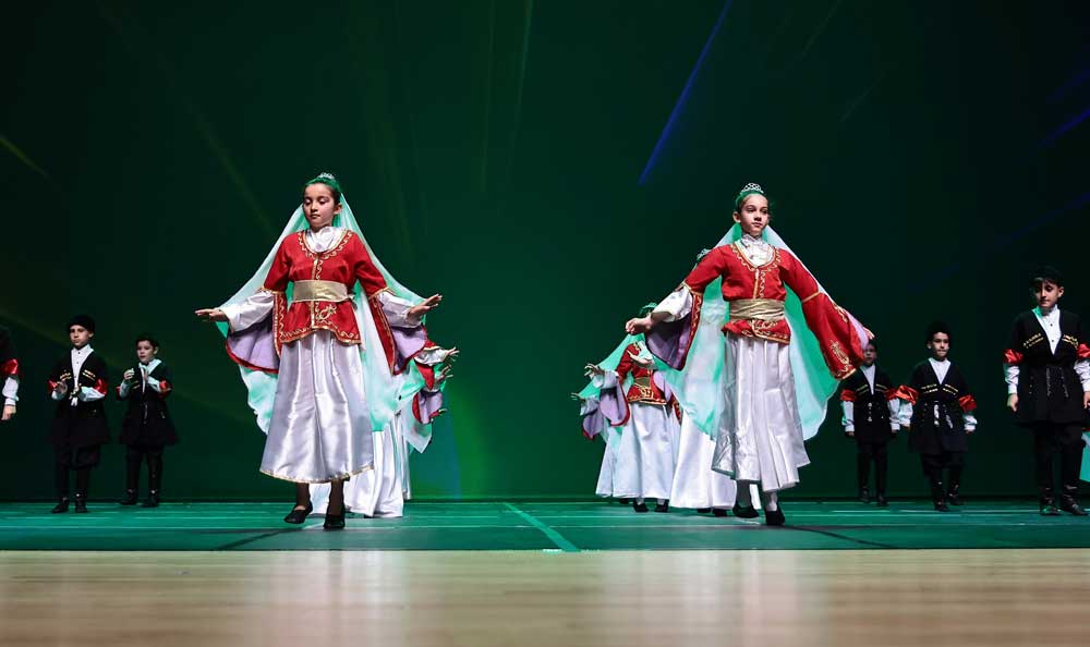 250 DANSÇI SAHNE ALDI