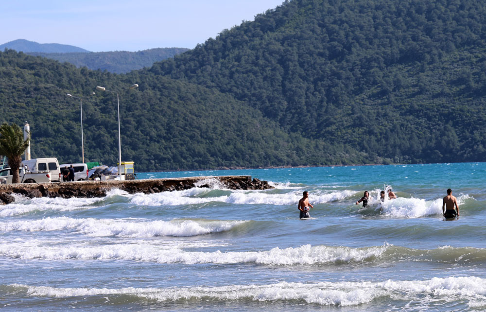 AZGIN DALGALARDA TEHLİKELİ DANS  