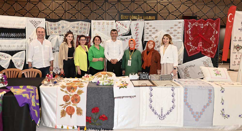 BİNLERCE ESER SERGİLENİYOR