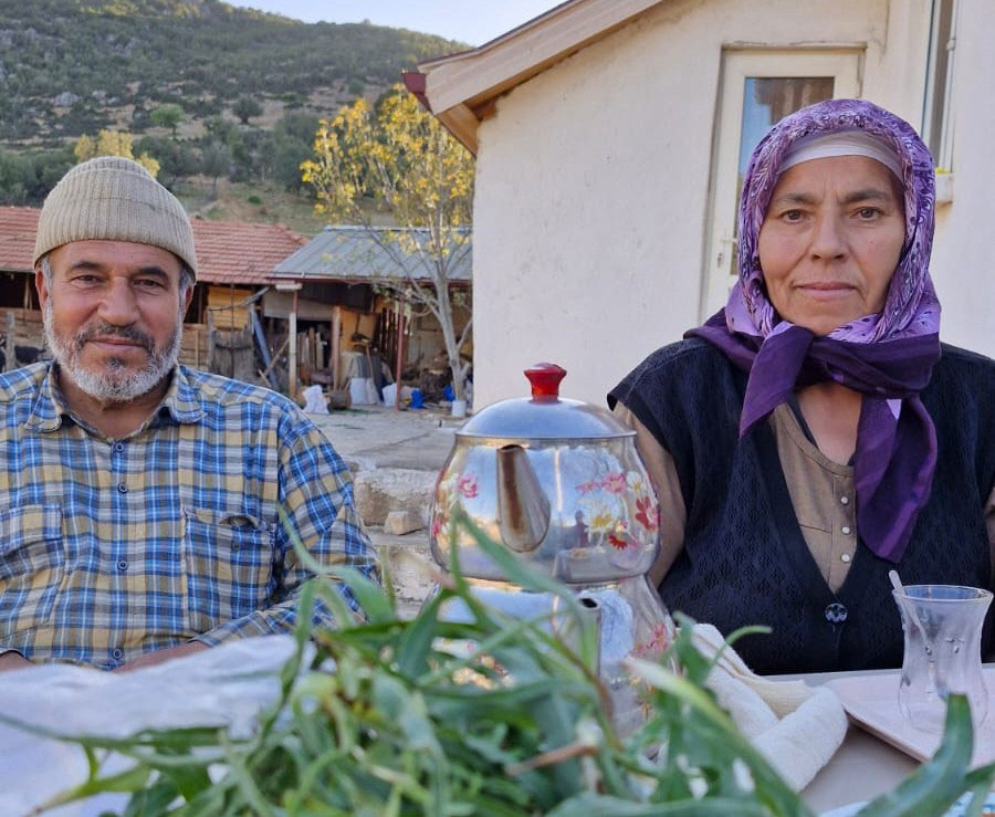 KEÇİLERİNİ OTLATIRKEN ŞİİR YAZIP, TÜRKÜ BESTELİYOR  