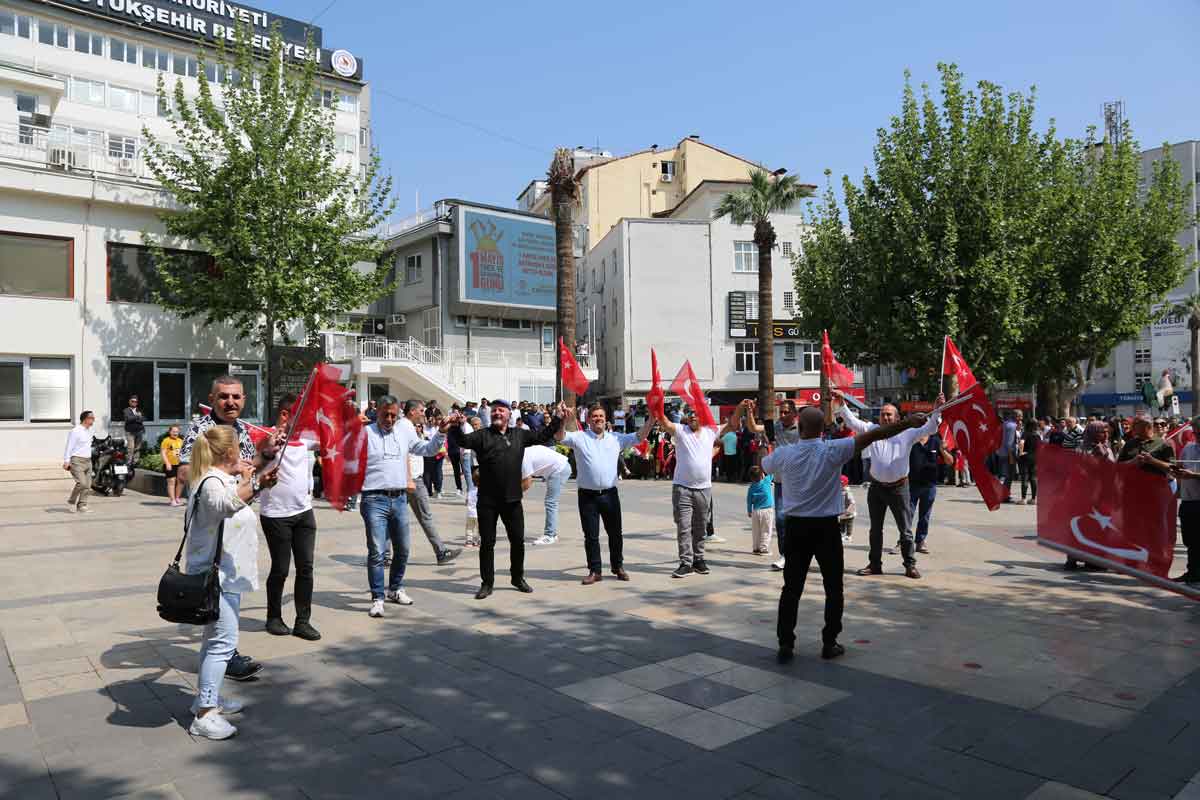 MARŞLAR ÇALINDI TÜRKÜLER SÖYLENDİ