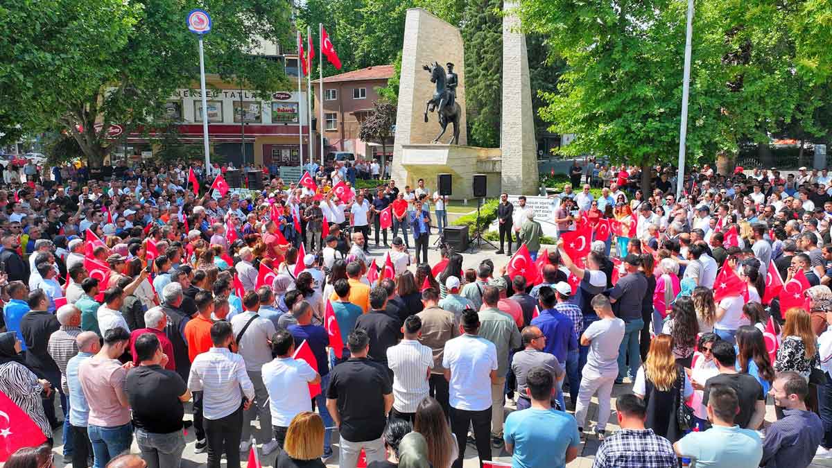 MARŞLAR ÇALINDI TÜRKÜLER SÖYLENDİ