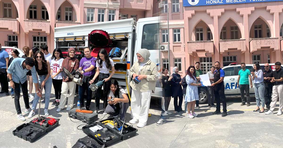 ÖĞRENCİLER AFAD GÖNÜLLÜSÜ OLDU