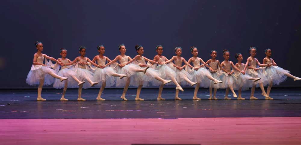 KURSİYER ÇOCUKLARIN BALE VE ZUMBA KİDS GÖSTERİSİ BÜYÜLEDİ