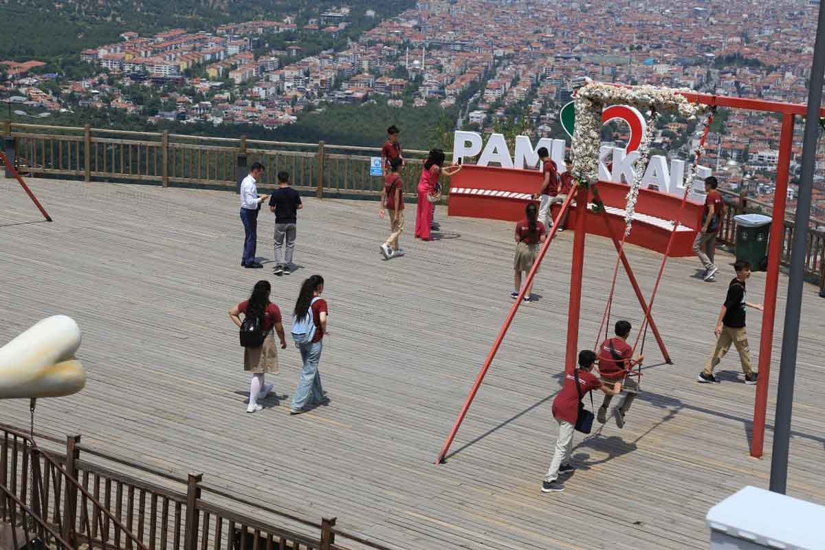 AZERİ ÖĞRENCİLER SEYİR TEPESİ’NE HAYRAN KALDI