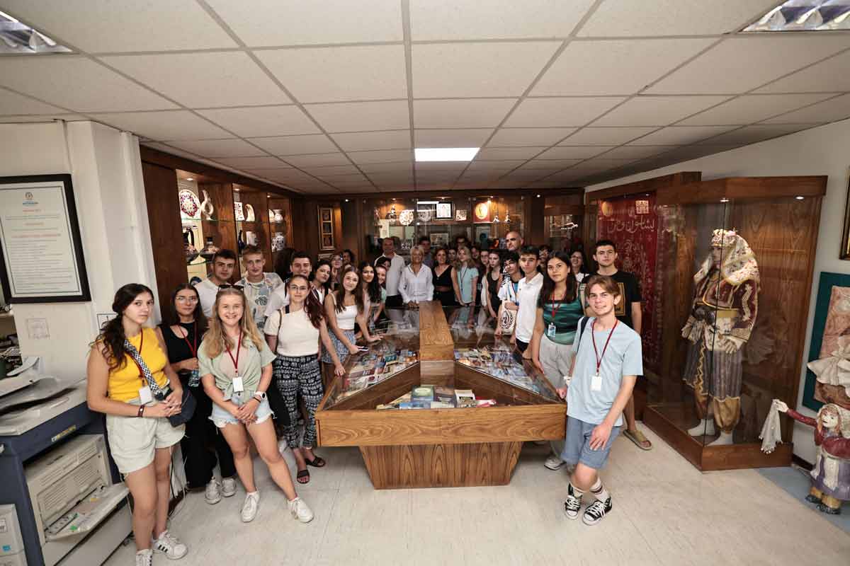 ÇAVUŞOĞLU DÜNYA GENÇLERİ İLE BULUŞTU