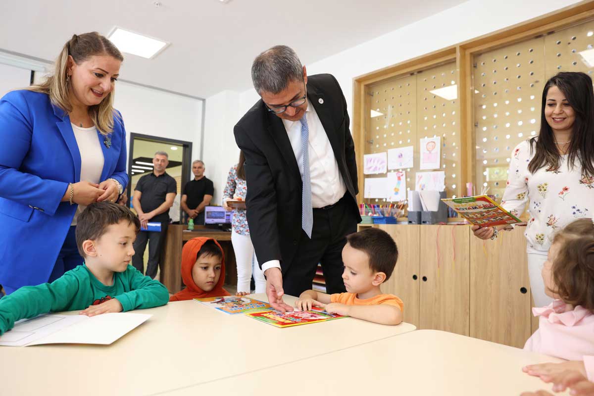 PAÜ Çocuk Üniversitesi Anaokulu’nda ilk dersi Rektör Ahmet Kutluhan verdi. Derste ‘sevgi’ temalı değerler eğitimi işlendi.