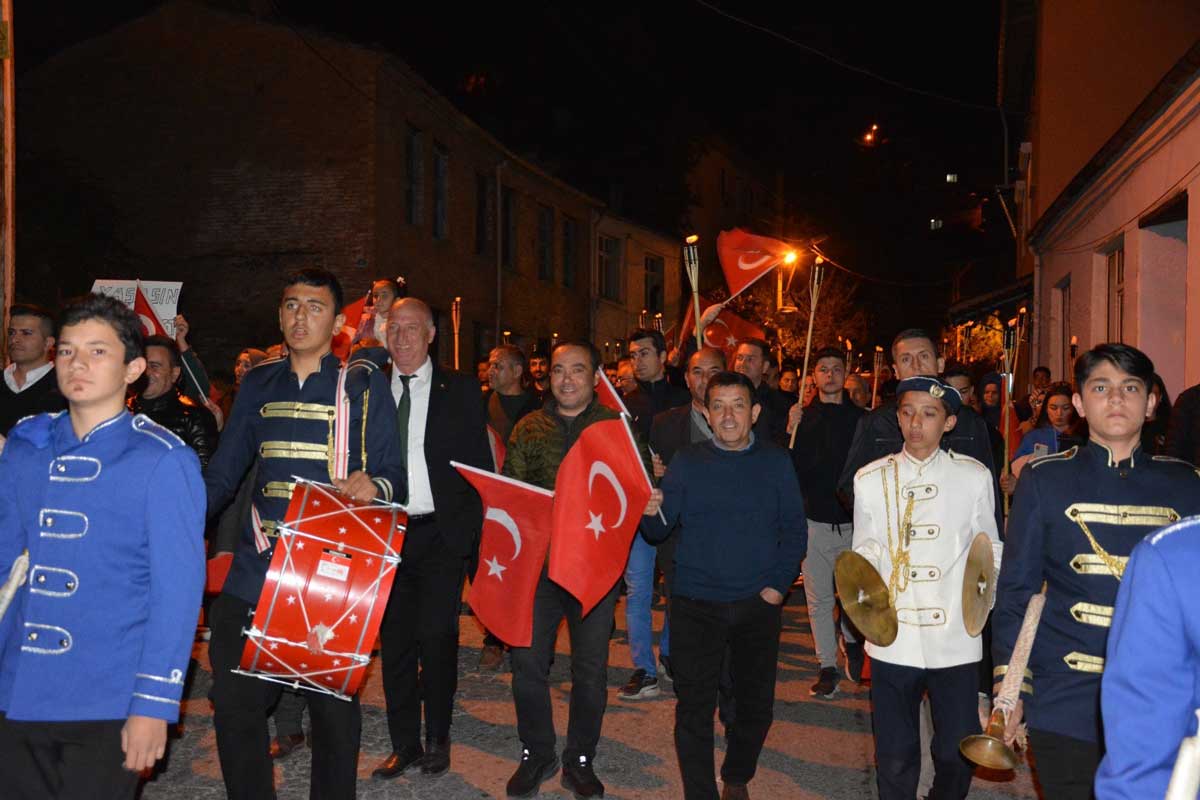  Denizli’nin Babadağ ilçesinde 29 Ekim Cumhuriyet Bayramı kutlamaları kapsamında düzenlenen fener alayında her yaştan yüzlerce kişi büyük bir coşku yaşadı.