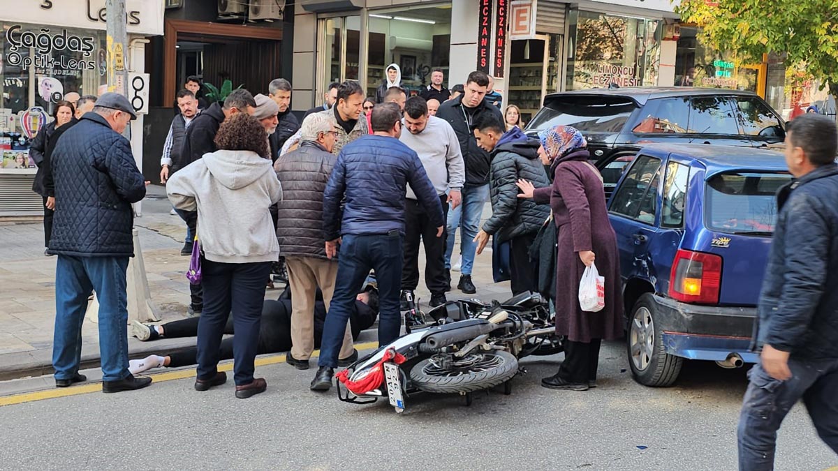 Kentin göbeğinde aynı istikamette ilerleyen bir otomobil ve motosiklet kaza yaptı. Yere düşerek yaralanan motosiklet sürücüsü bulunduğu yerden kalkmak isteyince, kazaya müdahale eden çevre esnafı zarar görmemesi için kalkmasına müsaade etmedi. 